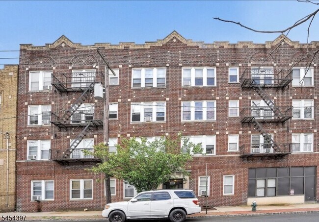 Building Photo - 99 Pine St