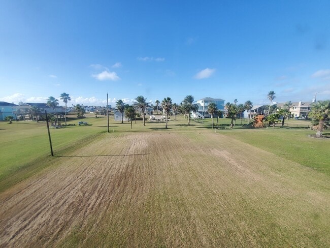 Building Photo - Fenced Jamaica Beach 3/2/1 Tri-level Home