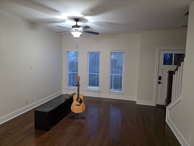 Building Photo - Large 3 Bedroom Townhouse in South Nashville