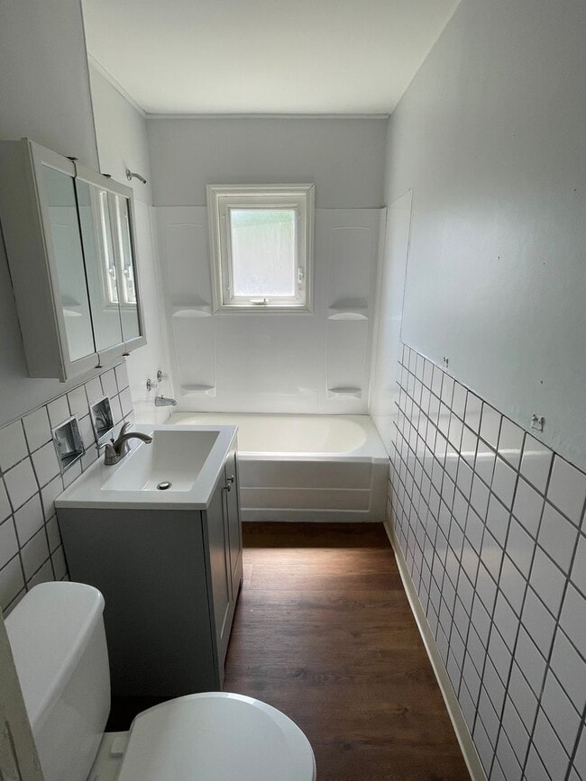 Building Photo - Charming 2 Bed / 1 Bath Single-Family Home...