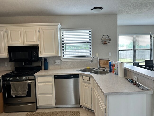 Building Photo - Charming 4 Bed, 3 Bath 2-Story Home in Moore!