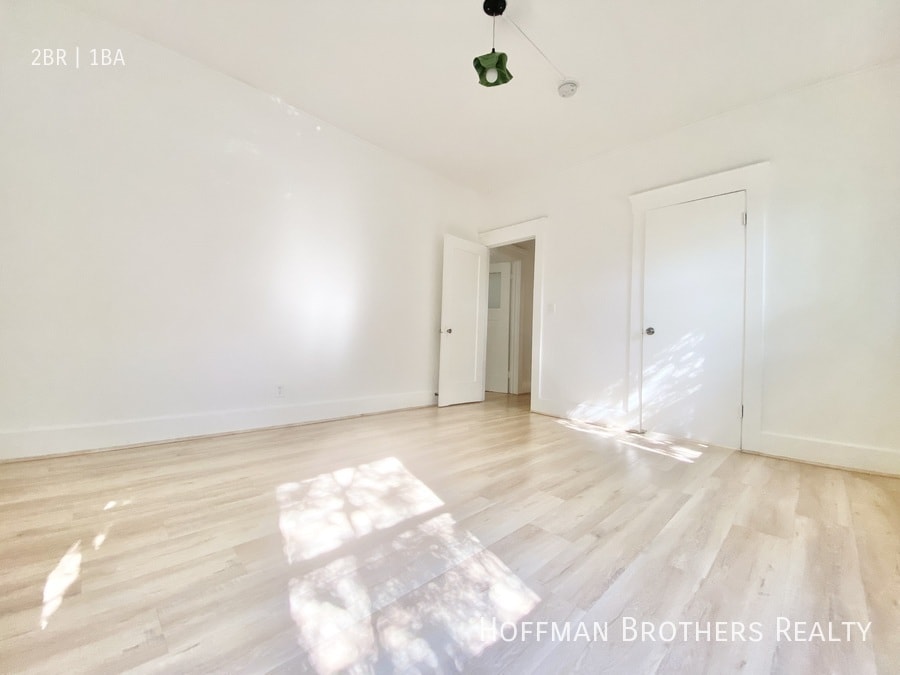 Building Photo - 400 N Ave 54