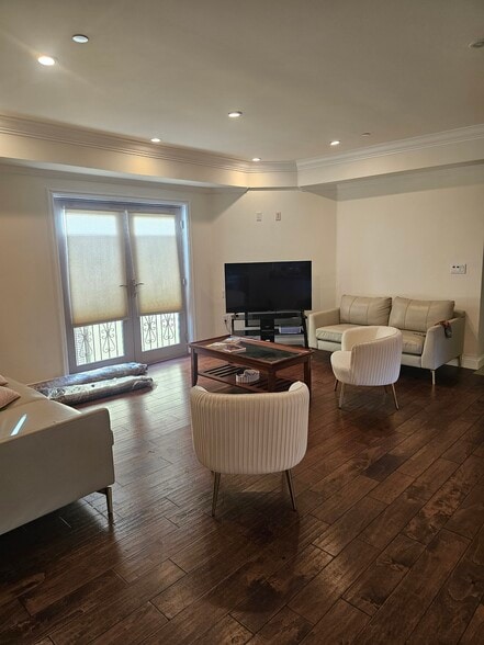 Living room - 927 S Wooster St