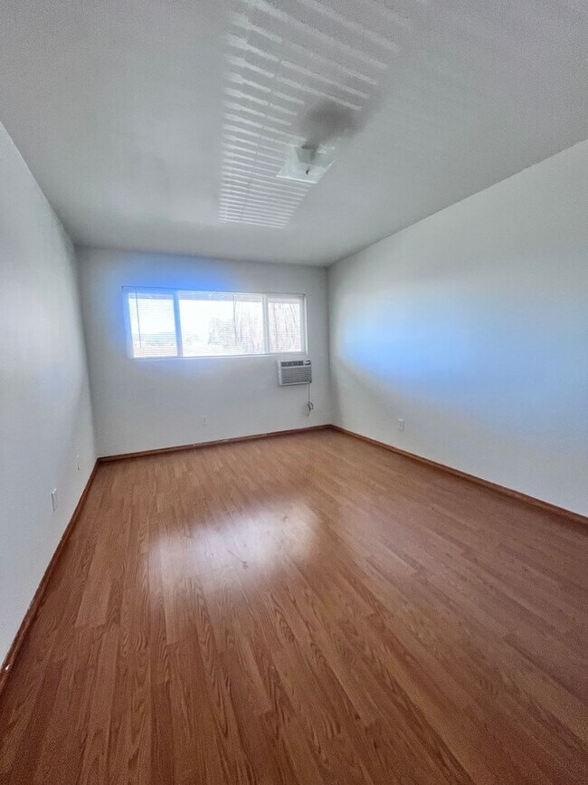 Building Photo - Taylor 4-Plex (25229)(DD)