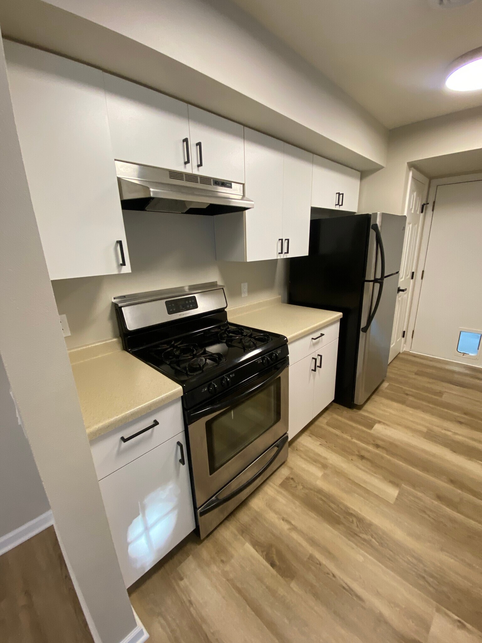 Kitchen stove. New cabinet bottoms and hardware. - 2989 Holborn Cir