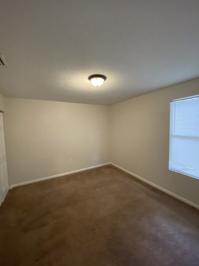 Building Photo - "Spacious 4-Bedroom Home with 2 Full Baths...