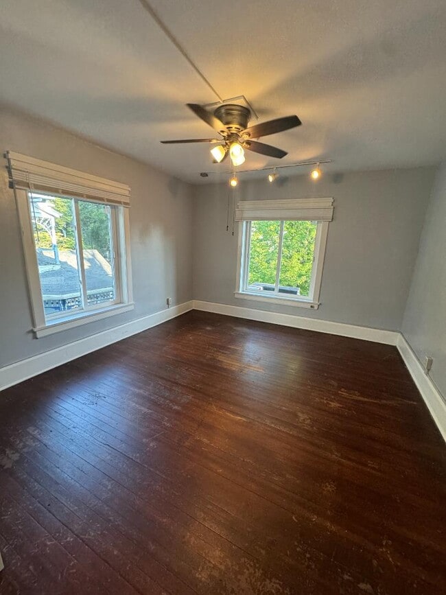 Building Photo - 602 E Grove St