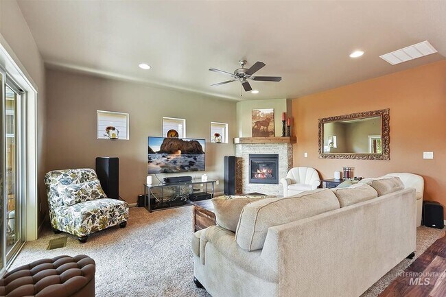 Building Photo - Pet Friendly Home Near The Foothills!