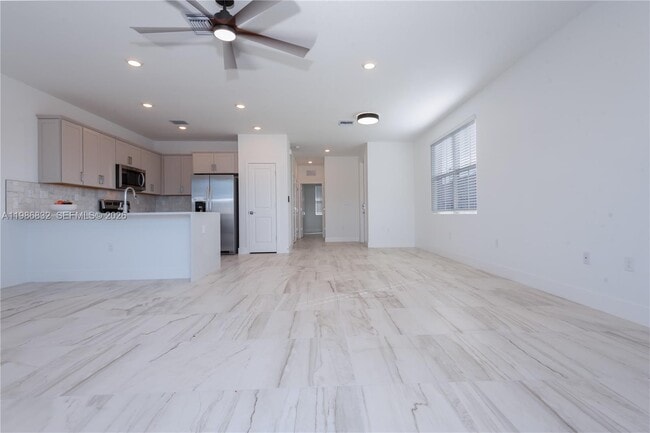 Building Photo - 230 SW 170th Ave