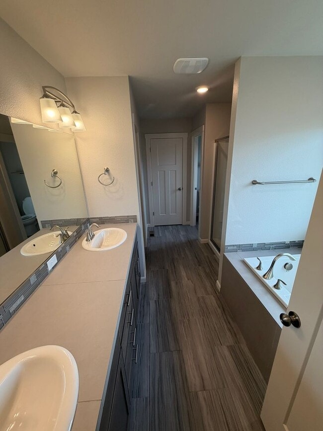 Building Photo - Must See Large Home in HOA Neighborhood!