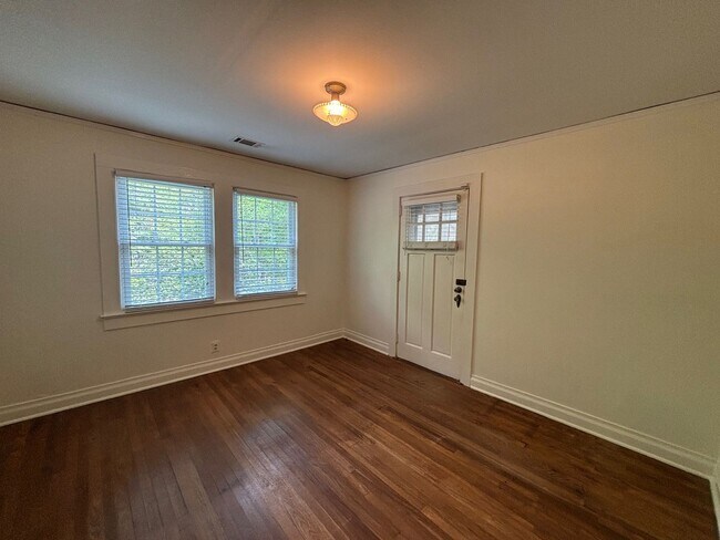 Building Photo - Charming 2 Bedroom 1 Bath House