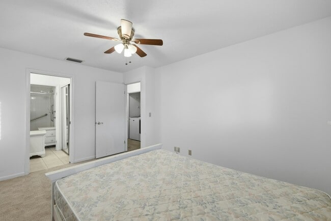 Building Photo - 3031 SE 5th Terrace