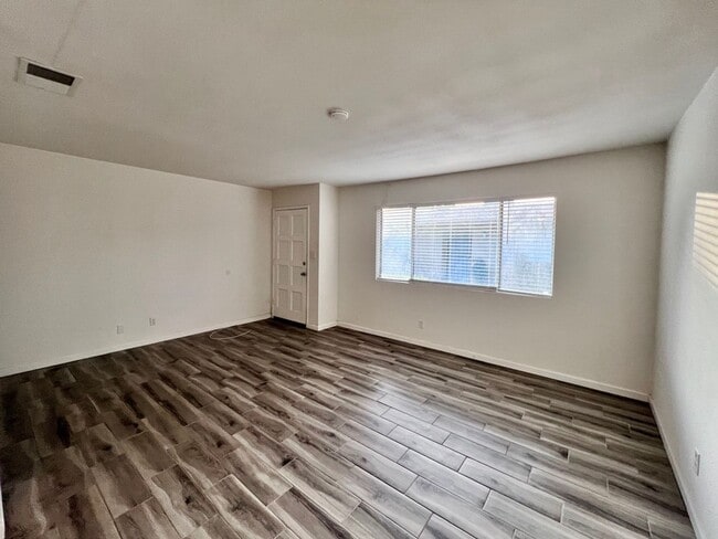 Building Photo - $1,650 Barstow & Minnewawa, 2 bedroom Condo - Clovis / Beautiful Landscaping