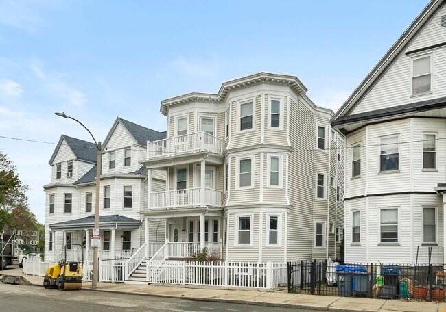 Building Photo - 39 Edison Green