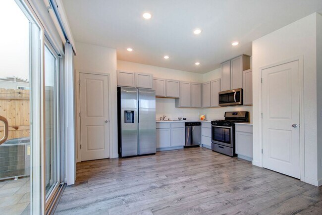 Building Photo - Terrific 4 bedroom available for rent - Al...