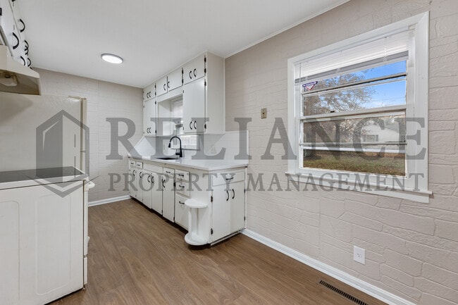 Building Photo - 3419 S Glenn Ave