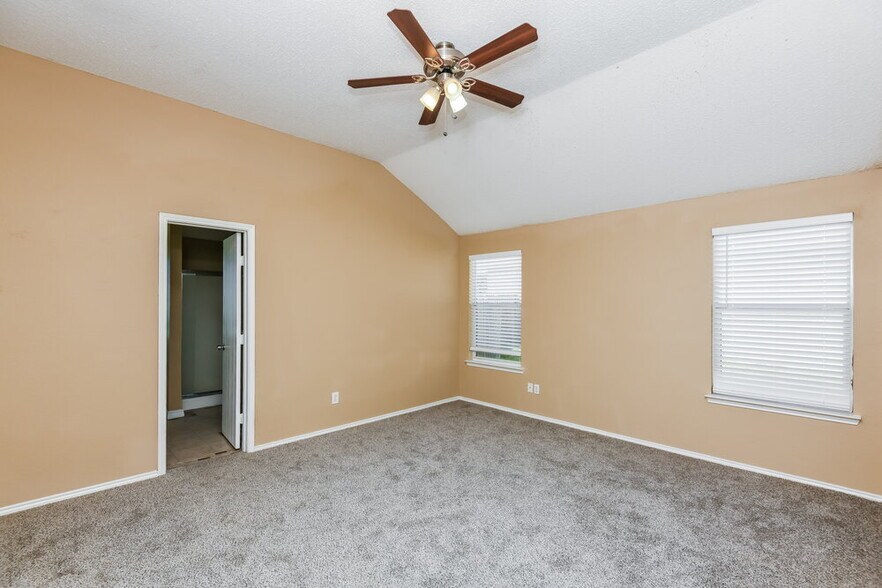 Building Photo - 1025 McKavett Dr