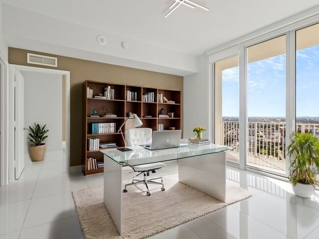 Building Photo - 2020 N Bayshore Dr