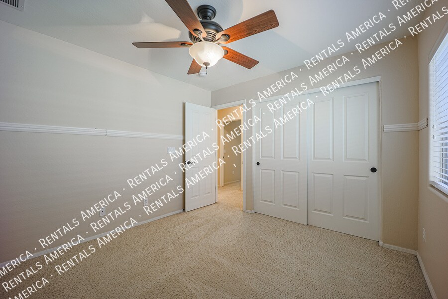 Building Photo - 3854 E Parkview Dr