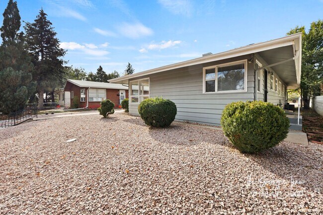 Building Photo - CHARMING WESTSIDE 2BD HOME with A/C