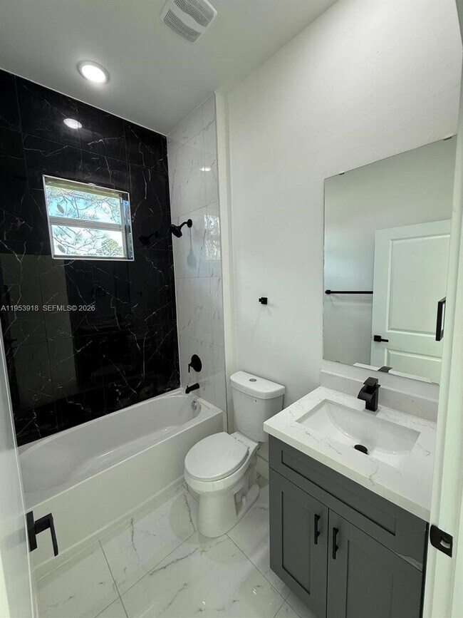 Building Photo - 1121 Florence St E