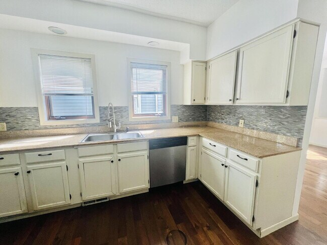 Building Photo - "Spacious 5-Bedroom Retreat with Elegant Hardwood Floors in Vibrant Minneapolis Neighborhood!"