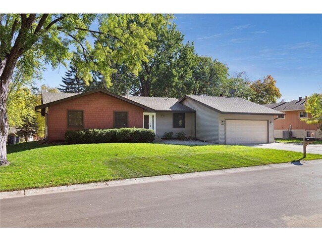 Building Photo - 6802 Cottonwood Ln N