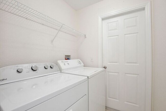 Building Photo - Beautiful 3/2 Spacious Home with a covered...