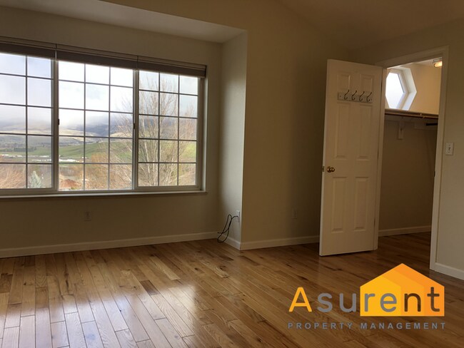 Building Photo - Stunning Home with Beautiful views of Ashland Available Soon!