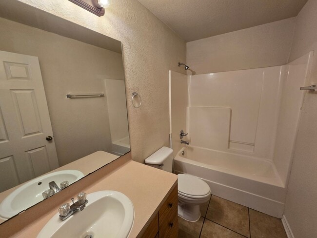 Building Photo - College Station - 3 Bedrooms / 3 bath Duplex on Oldenburg