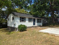 Building Photo - Cute Renovated House