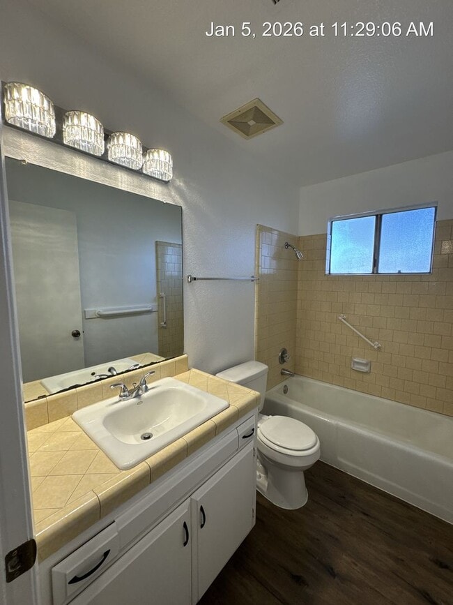 Building Photo - 2710