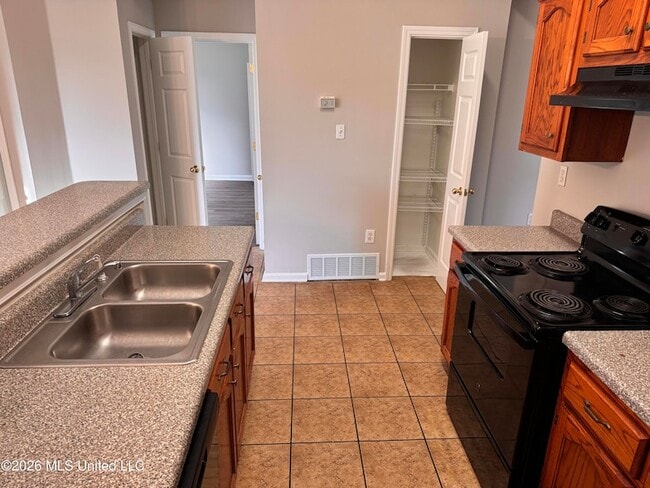 Building Photo - 5602 Kaitlyn Dr W