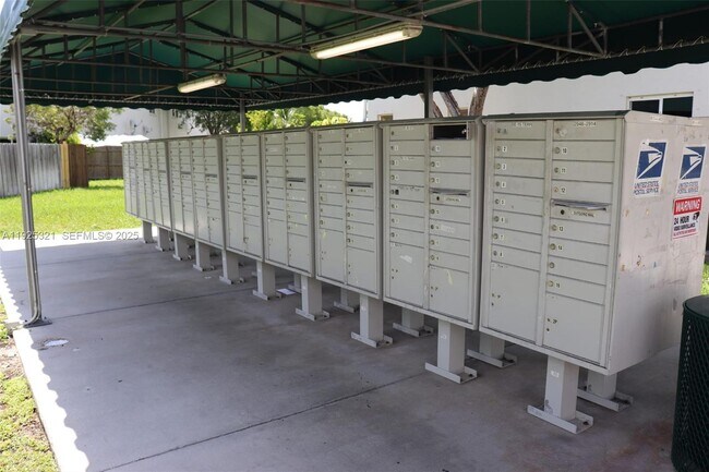 Building Photo - 2940 SE 15th Terrace