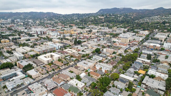 Building Photo - 1537 N Kingsley Dr