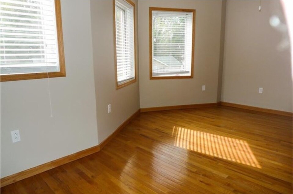 Building Photo - 20 E Amanda Ave