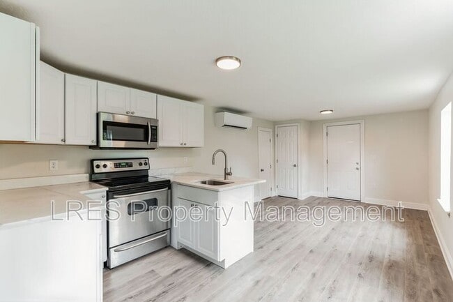 Building Photo - 710 1/2 Cypress Ave