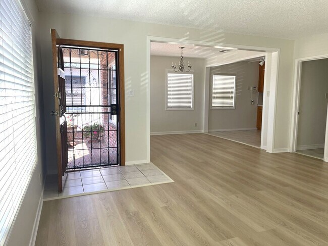 Building Photo - Charming 3-Bedroom Home with Modern Upgrad...