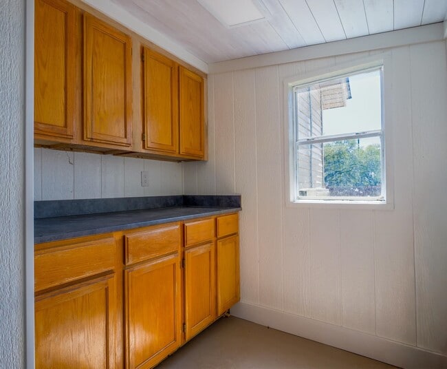 Building Photo - 103 N Ave Q