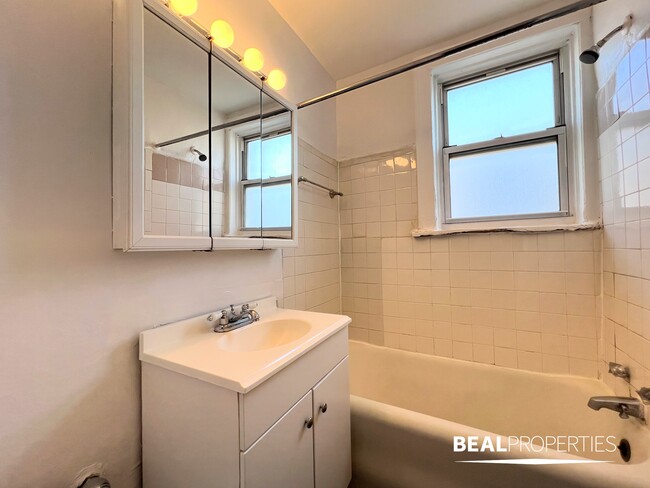 Building Photo - 711 W Belmont Ave