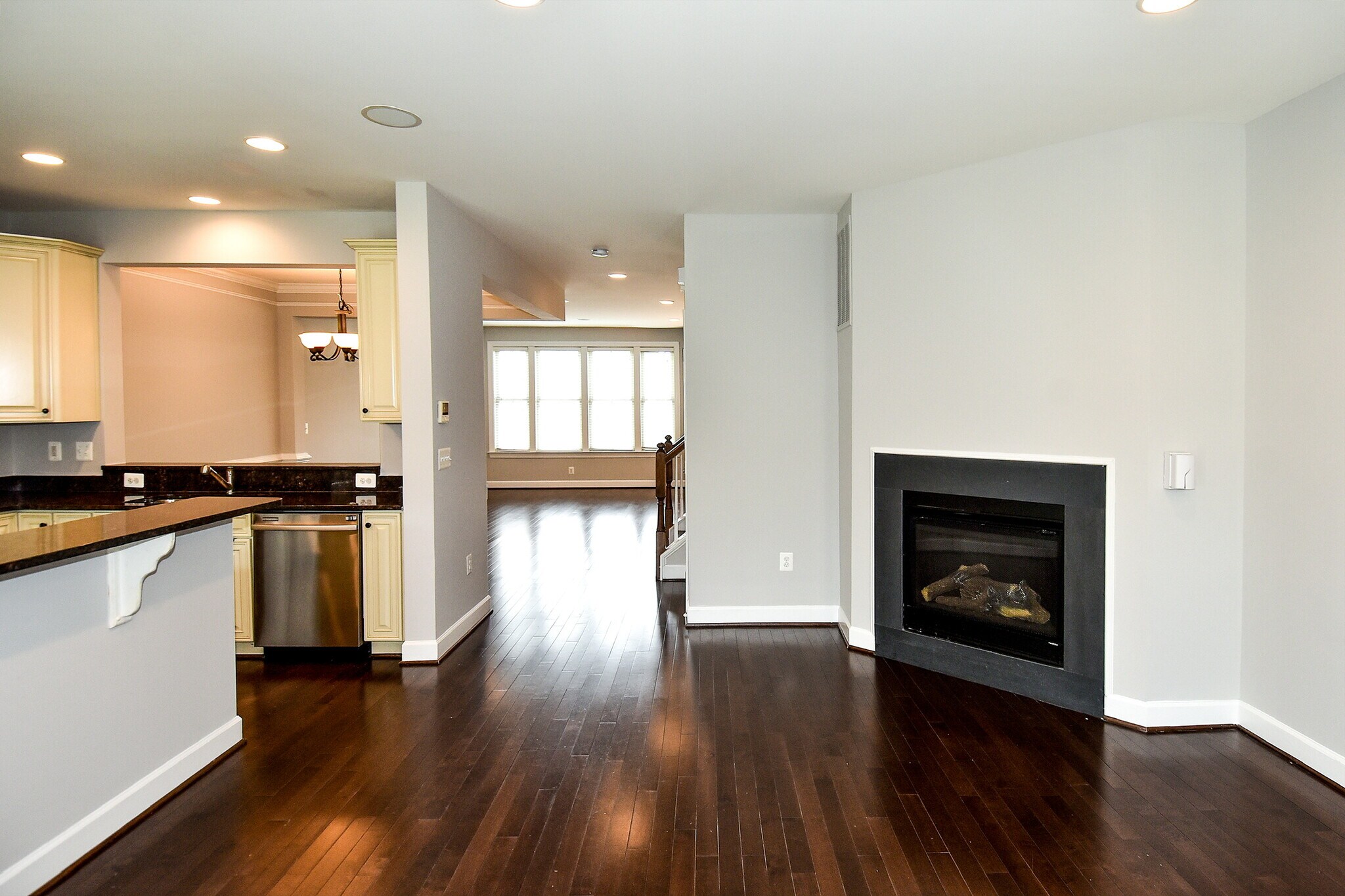Building Photo - 2602 S Kenmore Ct