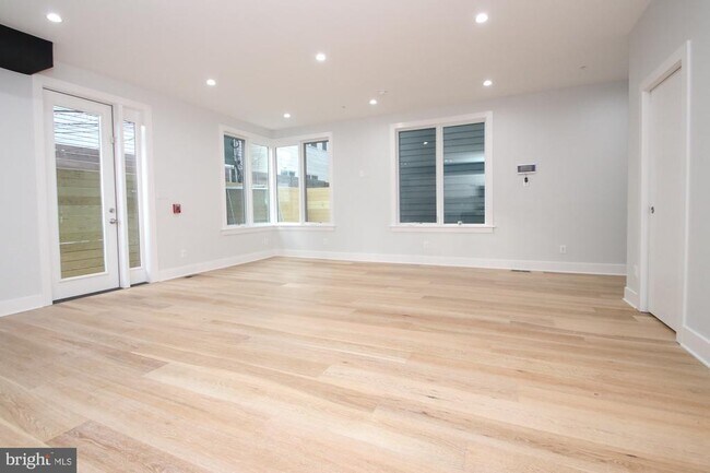 Building Photo - 810 N Uber St
