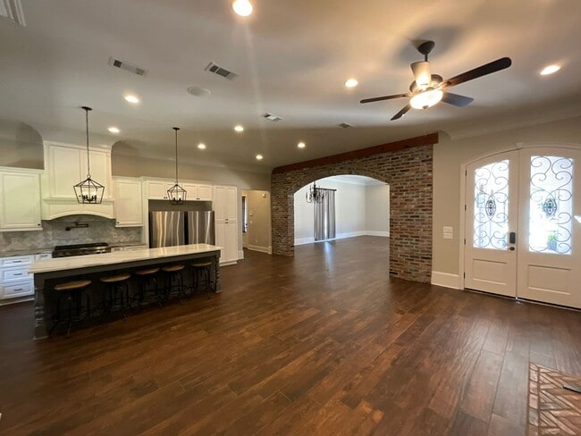 Building Photo - Live in Greystone Golf & Country Club!