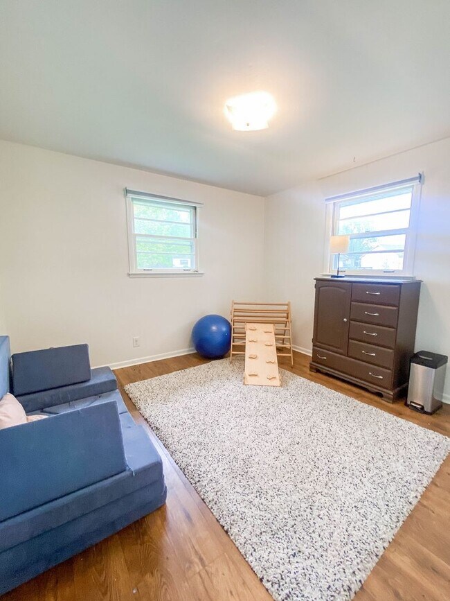 Building Photo - Beautiful 3 bedroom 2 bathroom brick home ...