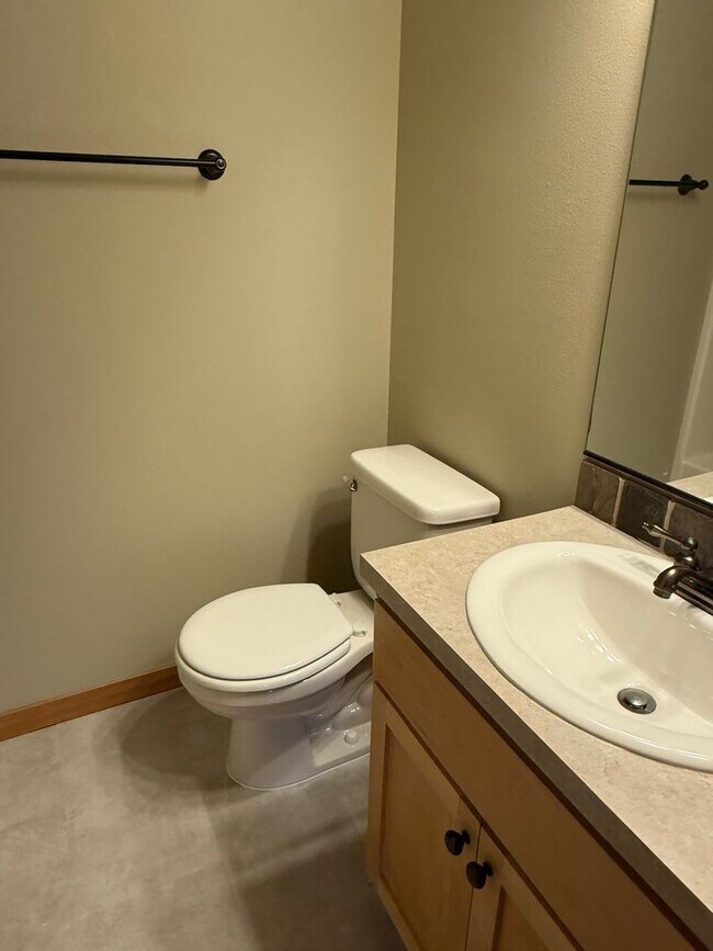 Building Photo - Beautifully Refurbished and updated Townhome style Home in Southeast Portland