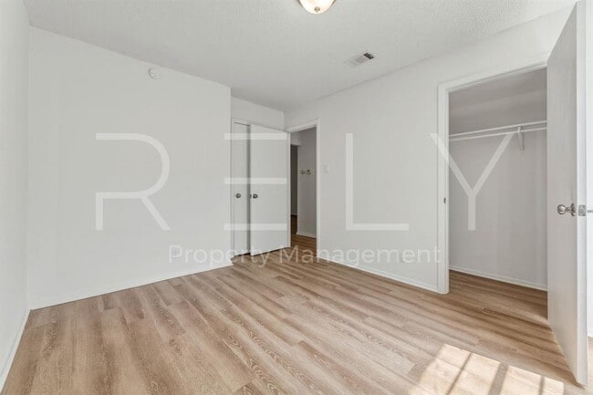 Building Photo - 302 Algerita Dr