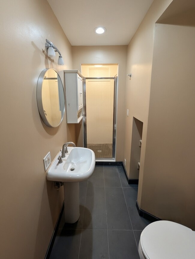 Building Photo - 1852 W Thomas St