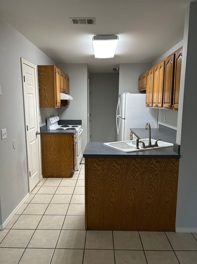 Building Photo - 904 E 5th St