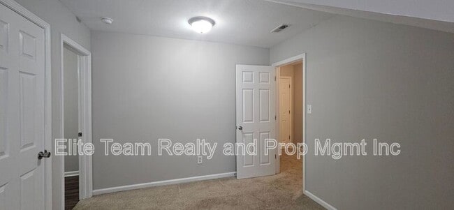 Building Photo - 2715 Meadow Knoll Dr
