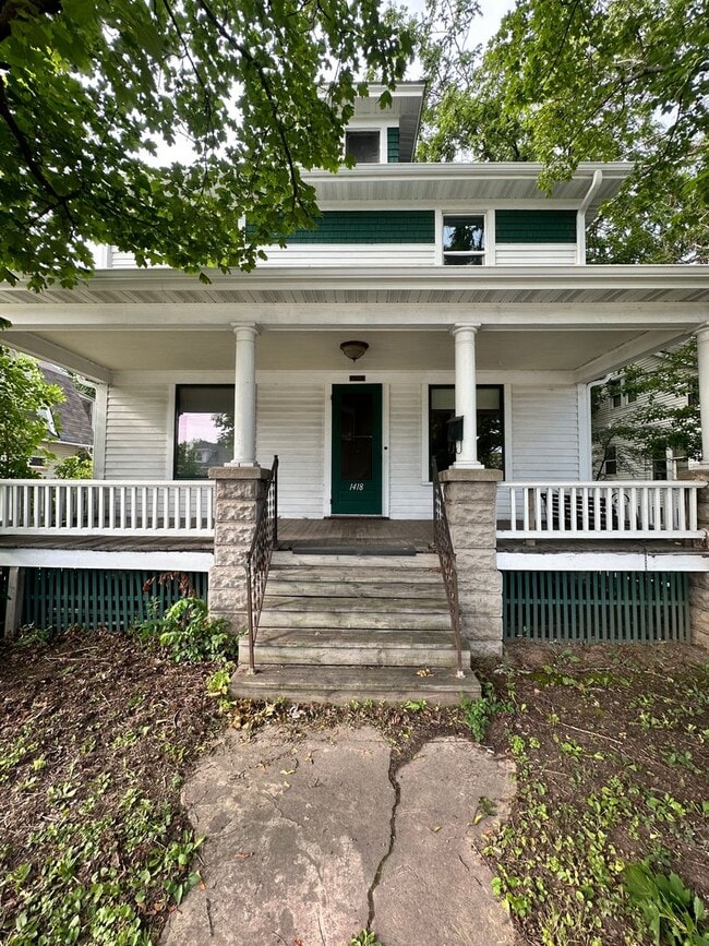 Primary Photo - 4 Bed Room 2 Bath Big Yard